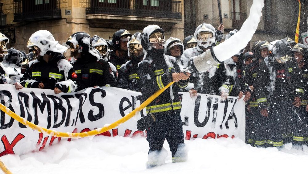 Bomberos de Barcelona, lanzan espuma en la Plaza de Sant Jaume