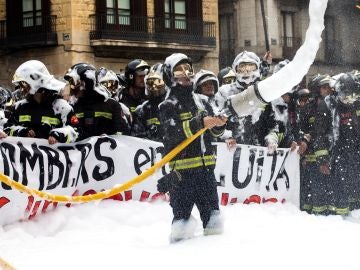 Bomberos de Barcelona, lanzan espuma en la Plaza de Sant Jaume