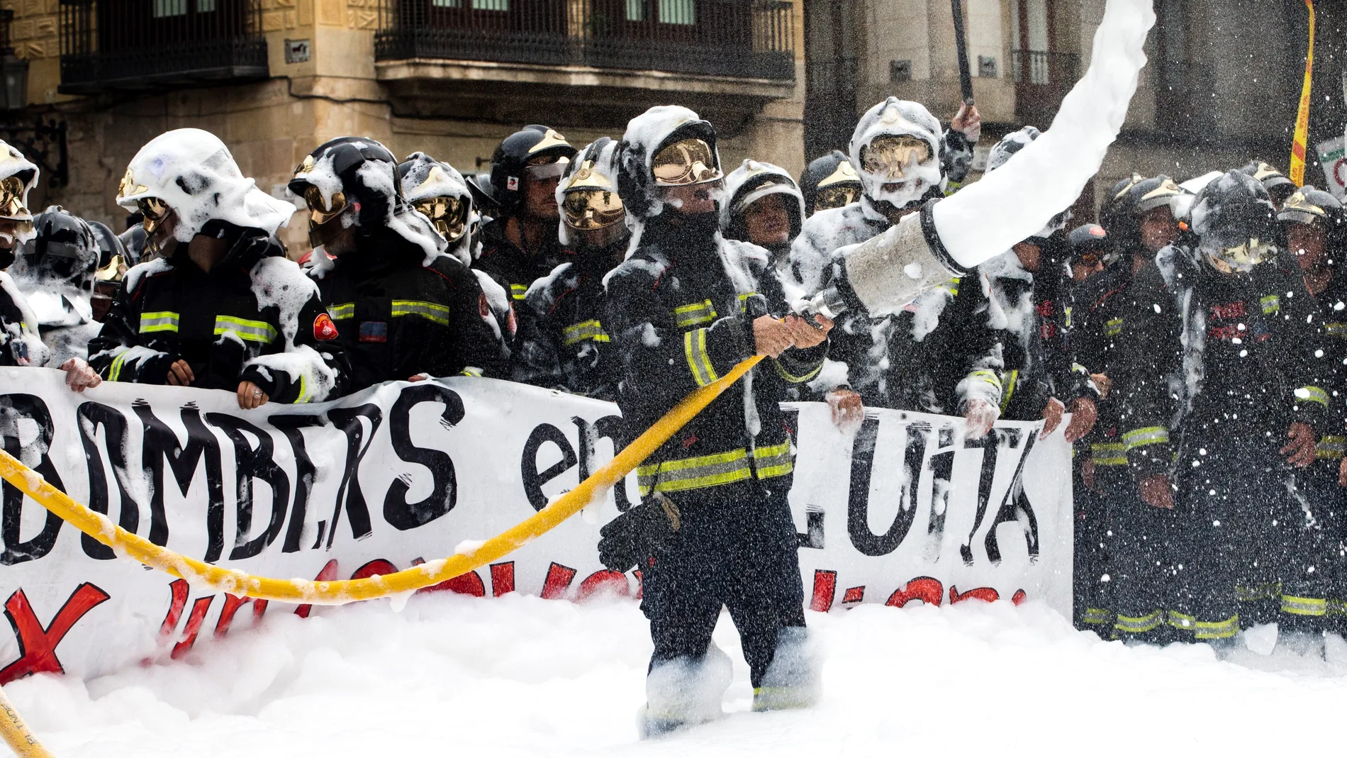 Bomberos de Barcelona, lanzan espuma en la Plaza de Sant Jaume Bomberos de Barcelona, lanzan espuma en la Plaza de Sant Jaume