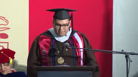 El emocionante discurso de un joven que consigue graduarse en la universidad en la que había estado limpiando baños El emocionante discurso de un joven que consigue graduarse en la universidad en la que había estado limpiando baños