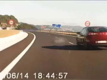 Imagen de archivo de un coche circulando a gran velocidad Imagen de archivo de un coche circulando a gran velocidad