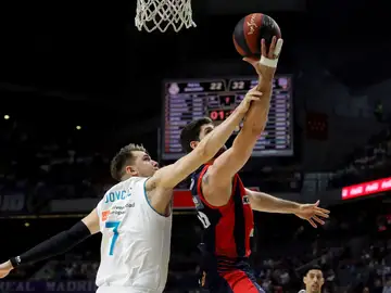 Doncic defiende un lanzamiento de Patricio Garino Doncic defiende un lanzamiento de Patricio Garino