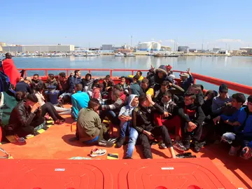 Imagen de archivo de un rescate de inmigrantes en aguas del Estrecho Imagen de archivo de un rescate de inmigrantes en aguas del Estrecho
