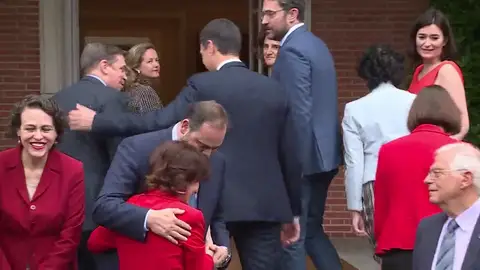 Dimisión de un ministro, otro en entredicho... y el presidente encerrado en Moncloa Dimisión de un ministro, otro en entredicho... y el presidente encerrado en Moncloa