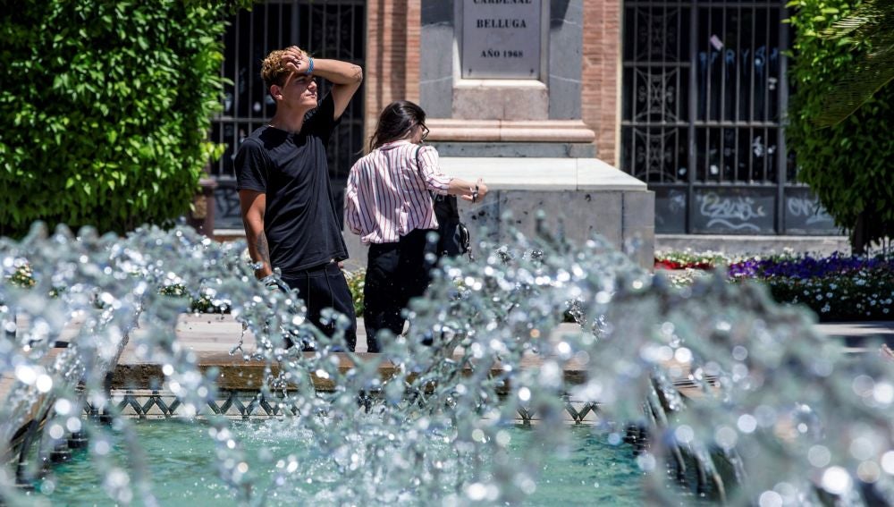 Un joven se seca el sudor este mediodía en la Glorieta de España, Murcia