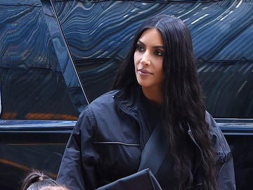 Kim Kardashian le alisa el pelo a su hija North West Kim Kardashian le alisa el pelo a su hija North West