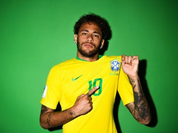 Neymar posa con la camiseta de Brasil