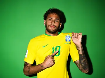Neymar posa con la camiseta de Brasil Neymar posa con la camiseta de Brasil