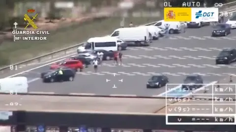La Guardia Civil denuncia a 18 participantes de una carrera de vehículos de alta gama La Guardia Civil denuncia a 18 participantes de una carrera de vehículos de alta gama