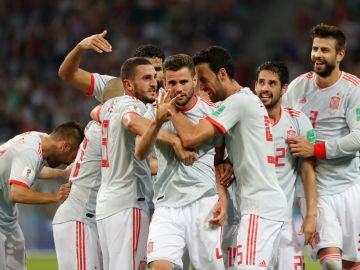 Nacho celebra su gol con el resto de compañeros de la selección