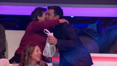 Arturo Valls recibe un inesperado regalo en directo en '¡Ahora Caigo!