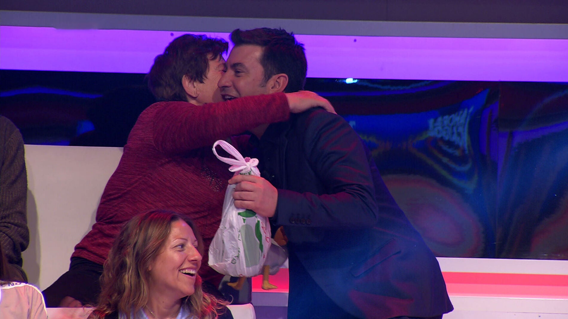 Arturo Valls recibe un inesperado regalo en directo en '&iexcl;Ahora Caigo!