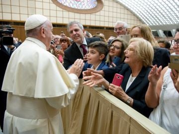 El Papa Francisco mientras saluda a los fieles