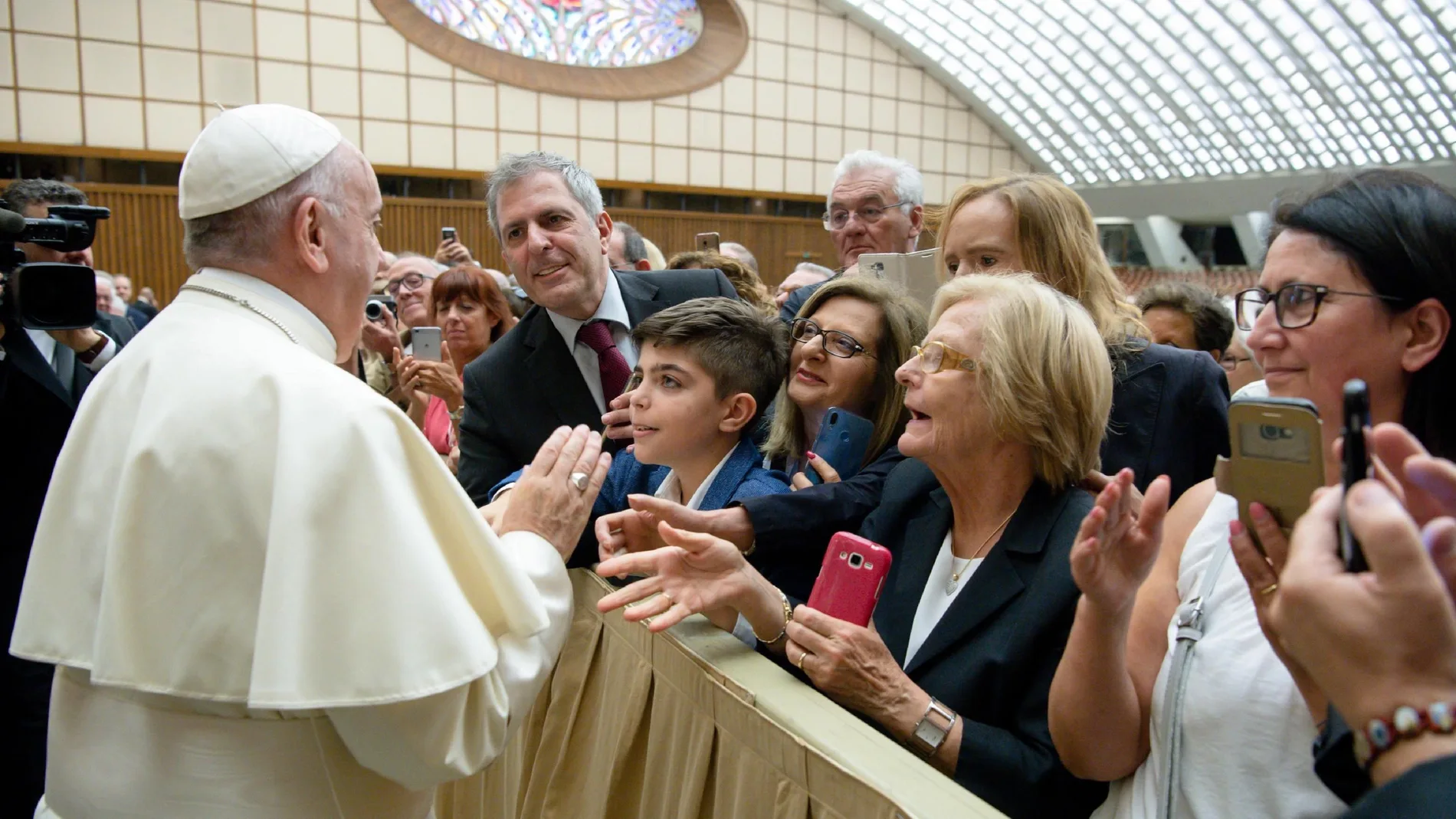 El Papa Francisco mientras saluda a los fieles El Papa Francisco mientras saluda a los fieles