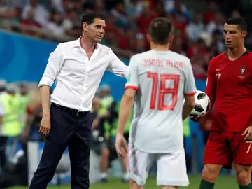 Fernando Hierro, en la banda del estadio de Fisht Fernando Hierro, en la banda del estadio de Fisht