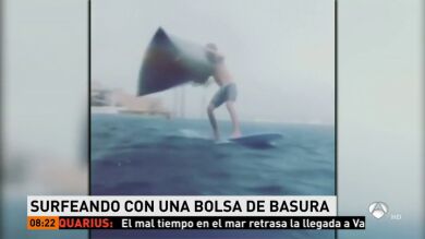 Un joven aprovecha el temporal para surfear con una bolsa de basura como vela