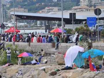 Varios inmigrantes montan un campamento en la localidad fronteriza con Francia de Ventimiglia Varios inmigrantes montan un campamento en la localidad fronteriza con Francia de Ventimiglia