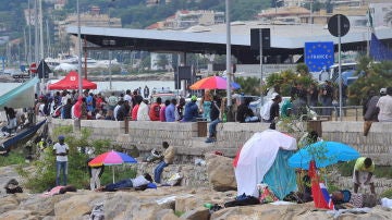 Varios inmigrantes montan un campamento en la localidad fronteriza con Francia de Ventimiglia