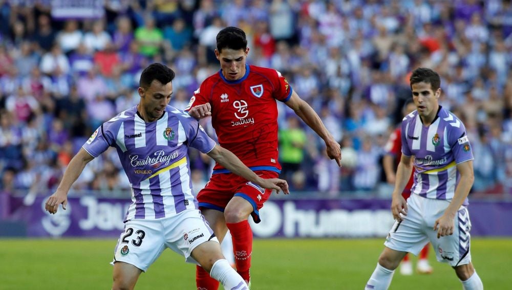 Óscar Plano protege un balón ante el Numancia