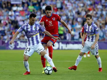 Óscar Plano protege un balón ante el Numancia Óscar Plano protege un balón ante el Numancia