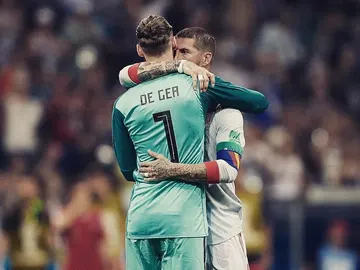 Ramos abraza a De Gea Ramos abraza a De Gea