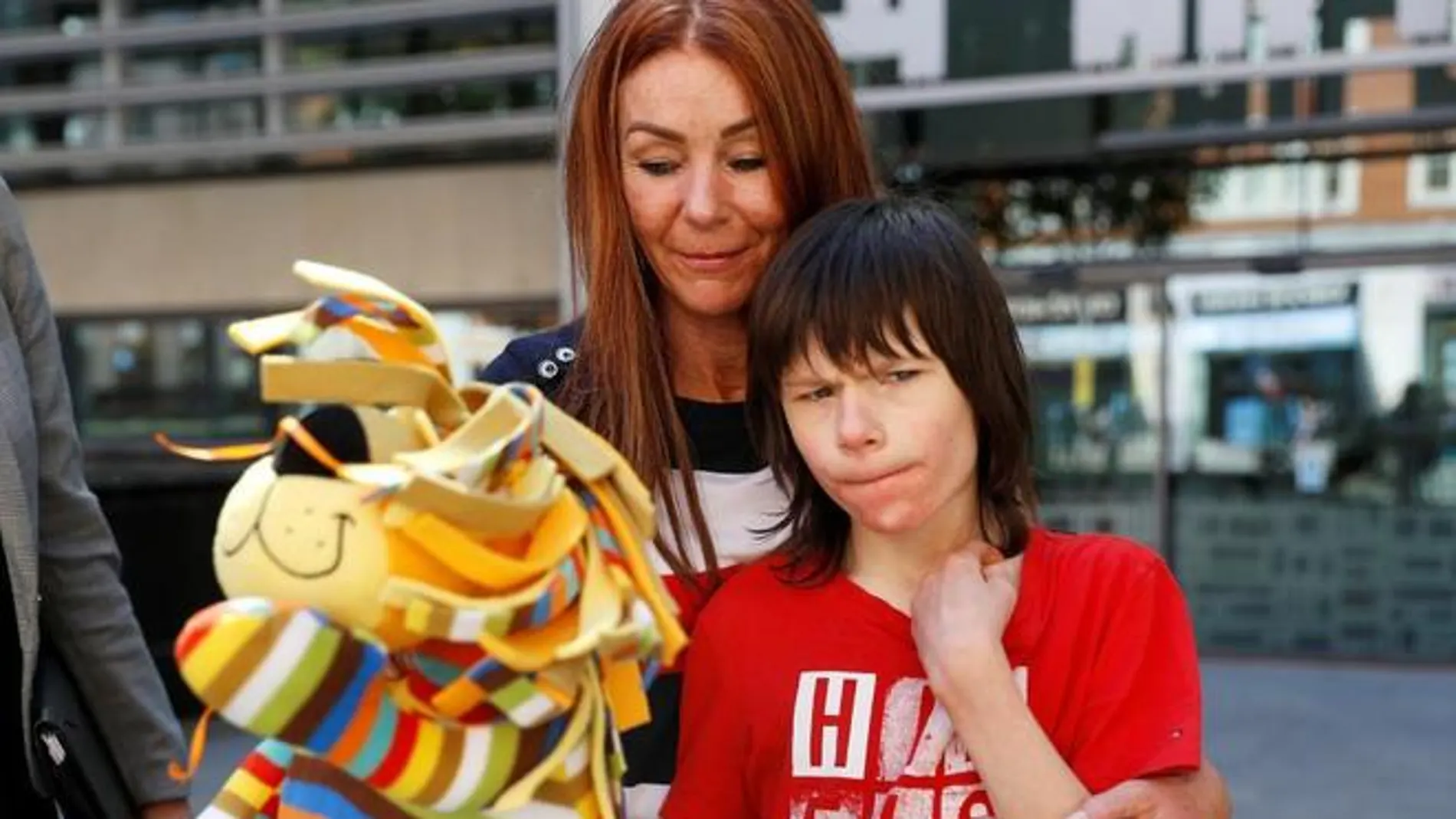Billy Caldwell, junto a su madre Charlotte, tras una reunión en el Ministerio del Interior británico Billy Caldwell, junto a su madre Charlotte, tras una reunión en el Ministerio del Interior británico