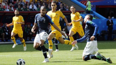 El VAR ya juega en Rusia: penalti señalado a Griezmann no pitado en principio por el árbitro