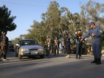 Personal de seguridad afgano realiza una inspección en un punto de control Personal de seguridad afgano realiza una inspección en un punto de control
