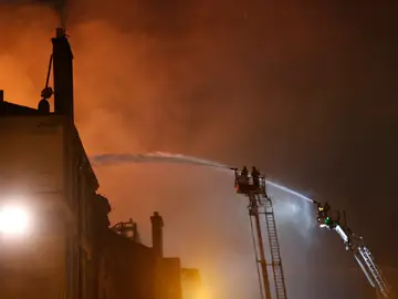 Los bomberos sofocando el fuego de la escuela de arte Los bomberos sofocando el fuego de la escuela de arte