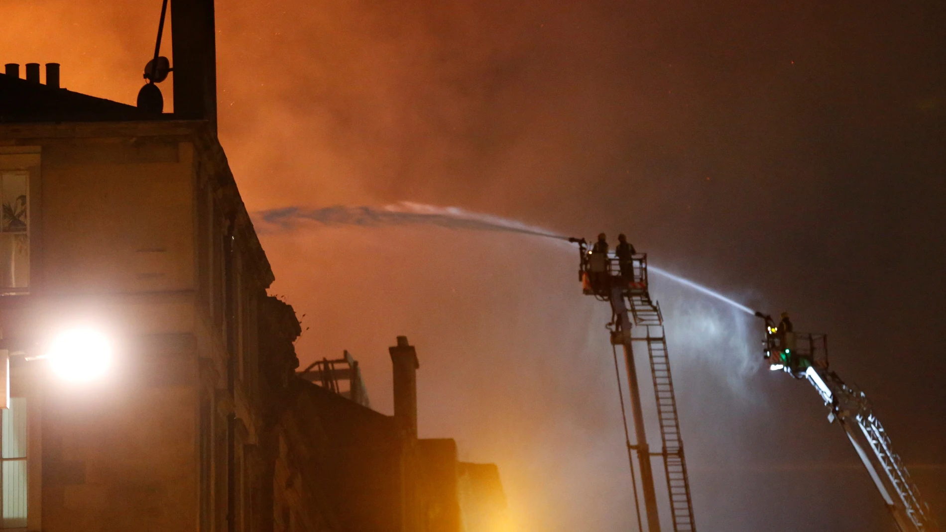 Los bomberos sofocando el fuego de la escuela de arte Los bomberos sofocando el fuego de la escuela de arte