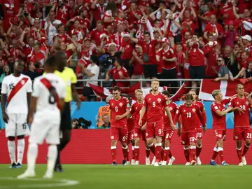Dinamarca celebra un gol ante Perú Dinamarca celebra un gol ante Perú