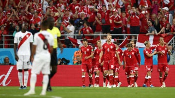 Dinamarca celebra un gol ante Perú