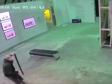 El ladrón con la pieza de Banksy El ladrón con la pieza de Banksy