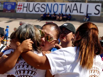 Familias en el muro con México Familias en el muro con México