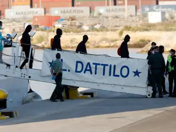 Los inmigrantes bajan del barco Los inmigrantes bajan del barco
