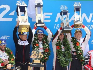 Fernando Alonso celebra su victoria en las 24 Horas de Le Mans con su equipo
