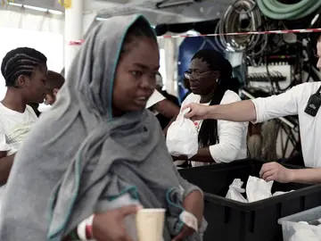 Los migrantes del Aquarius llegan al puerto de Valencia Los migrantes del Aquarius llegan al puerto de Valencia