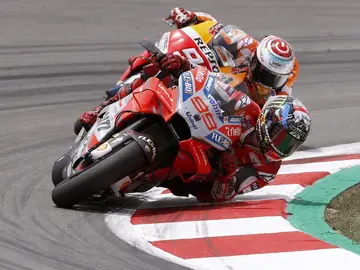 Jorge Lorenzo traza un curva por delante de Marc Márquez Jorge Lorenzo traza un curva por delante de Marc Márquez