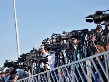 Decenas de periodistas cubren la llegada de los inmigrantes. Decenas de periodistas cubren la llegada de los inmigrantes.