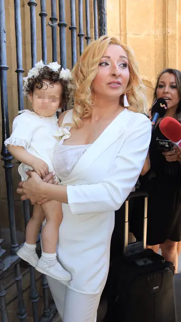 Michu en el bautizo de su hija con José Fernando Bautizo de la hija de José Fernando y Michu