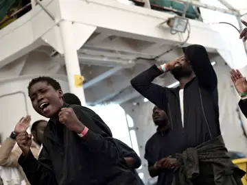 Los inmigrantes celebran la llegada al puerto de Valencia Los inmigrantes celebran la llegada al puerto de Valencia