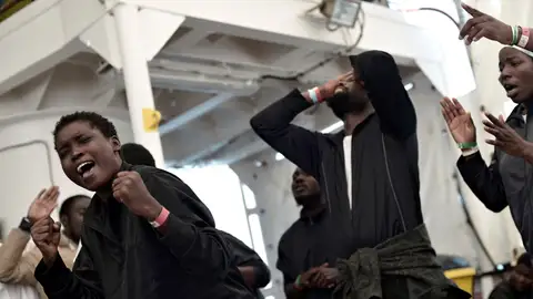 Los inmigrantes celebran la llegada al puerto de Valencia Los inmigrantes celebran la llegada al puerto de Valencia