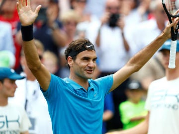 Federer celebra su victoria frente a Raonic en Stuttgart