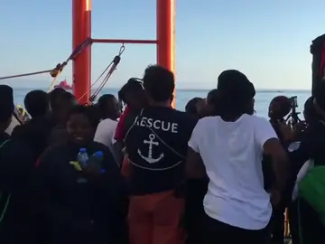 Sonrisas, cánticos y saludos de los migrantes de la flota del Aquarius al llegar al puerto de Valencia Sonrisas, cánticos y saludos de los migrantes de la flota del Aquarius al llegar al puerto de Valencia