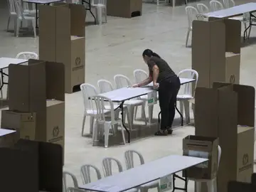 Funcionarios de la Registraduría Nacional de Colombia fueron registrados este sábado al instalar mesas de votación Funcionarios de la Registraduría Nacional de Colombia fueron registrados este sábado al instalar mesas de votación
