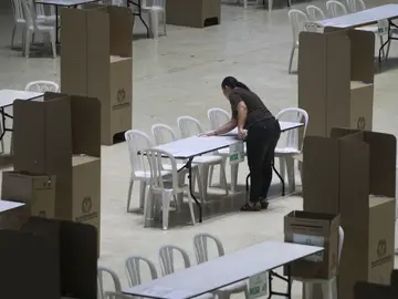 Funcionarios de la Registraduría Nacional de Colombia fueron registrados este sábado al instalar mesas de votación Funcionarios de la Registraduría Nacional de Colombia fueron registrados este sábado al instalar mesas de votación