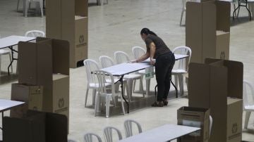 Funcionarios de la Registraduría Nacional de Colombia fueron registrados este sábado al instalar mesas de votación