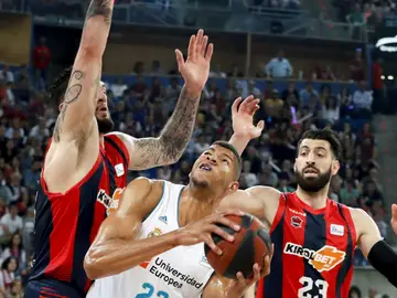 Edy Tavares lucha con Tornike Shengelia y Vincent Poirier Edy Tavares lucha con Tornike Shengelia y Vincent Poirier