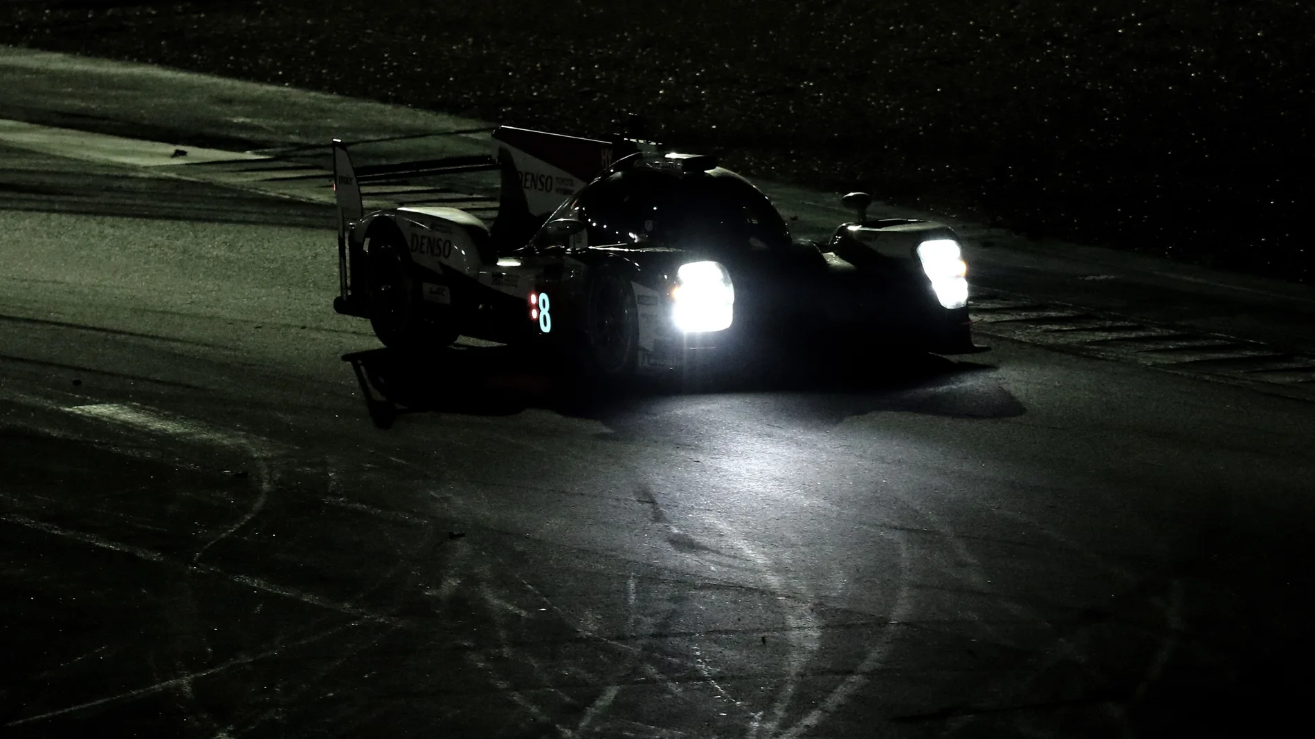 Fernando Alonso, con el Toyota TS050 Hybrid en la noche de Le Mans