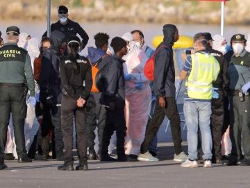 Inmigrantes que viajaban en el Dattilo son atendidos a su llegada al puerto valenciano